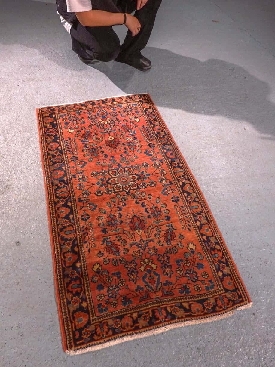 Punainen käsinsolmittu Sarouk-villamatto, 117 × 63 cm