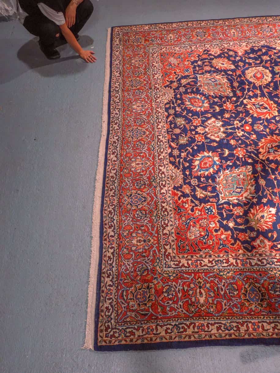 Maanläheinen käsinsolmittu Sarouk-villamatto, 360 × 270 cm