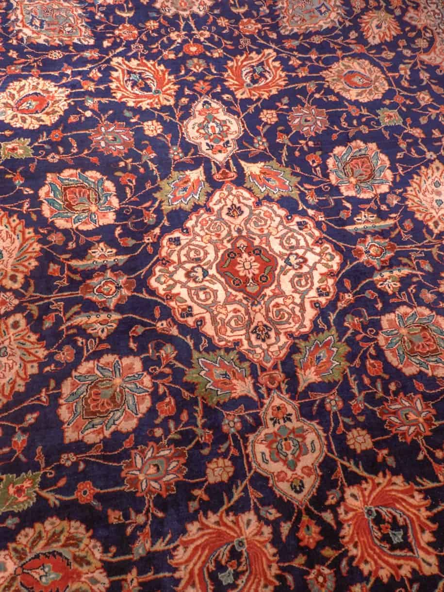 Maanläheinen käsinsolmittu Sarouk-villamatto, 360 × 270 cm