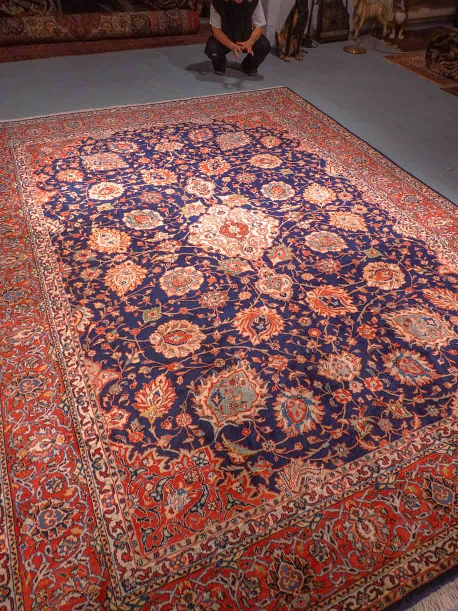 Maanläheinen käsinsolmittu Sarouk-villamatto, 360 × 270 cm