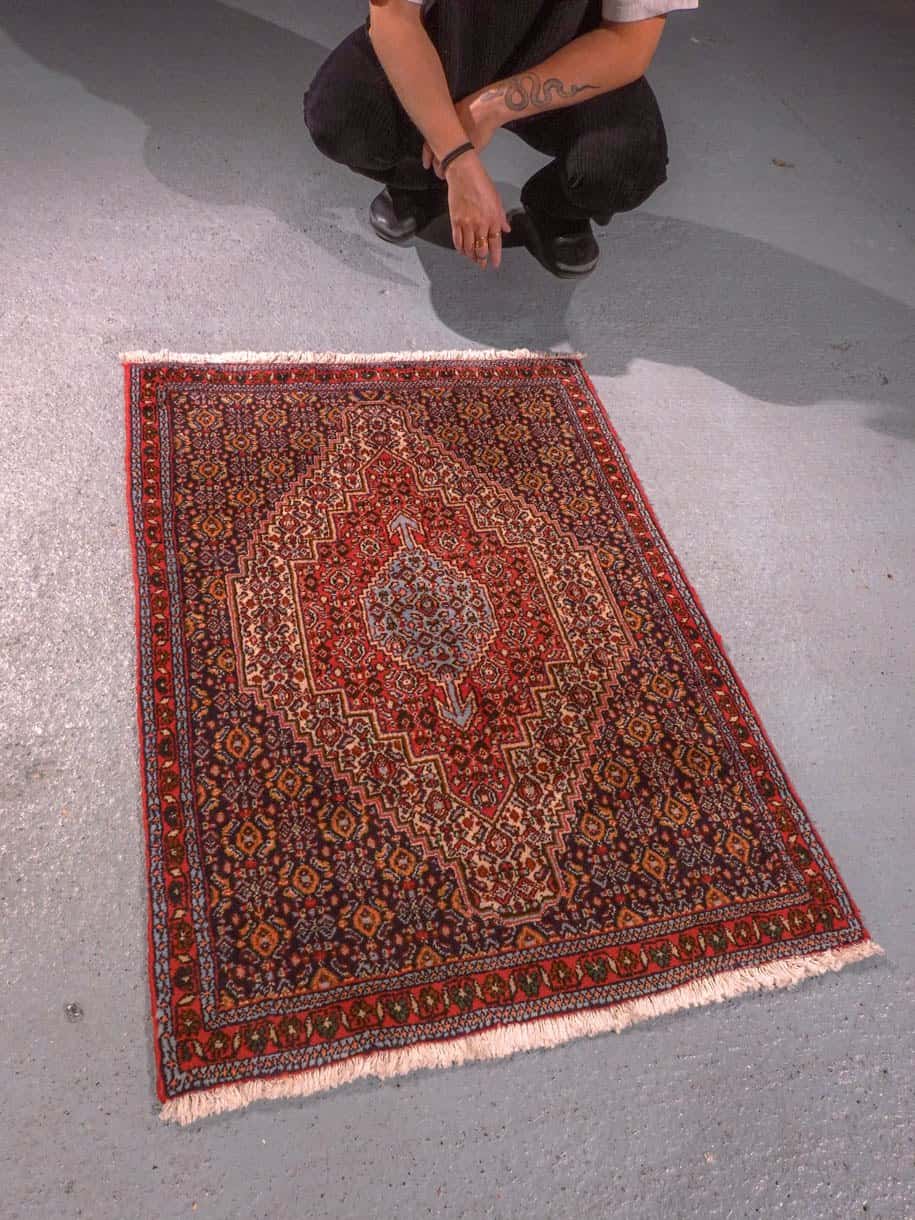Punainen käsinsolmittu Senneh-villamatto, 105 × 74 cm
