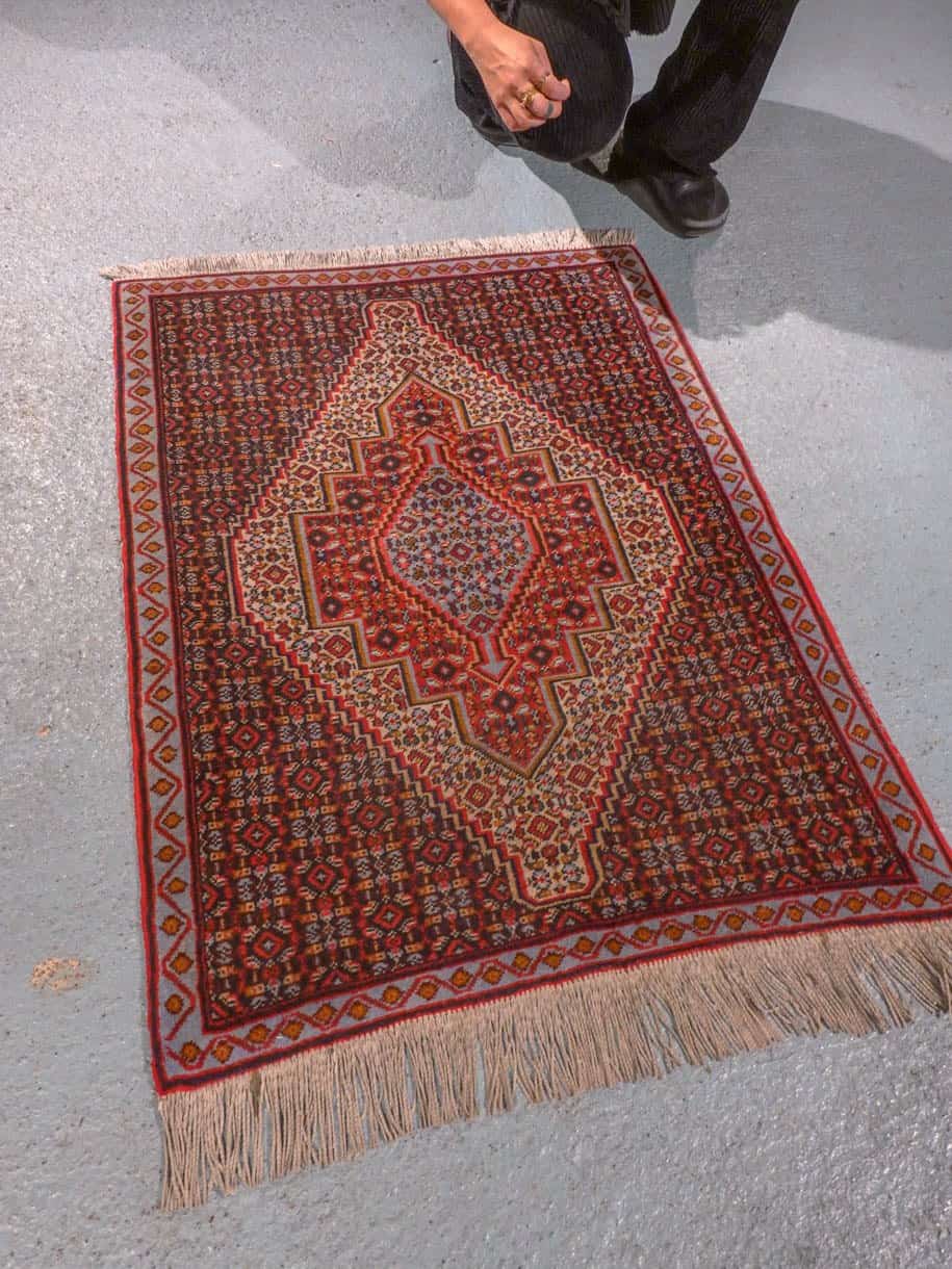 Punainen käsinsolmittu Senneh-villamatto, 98 × 73 cm
