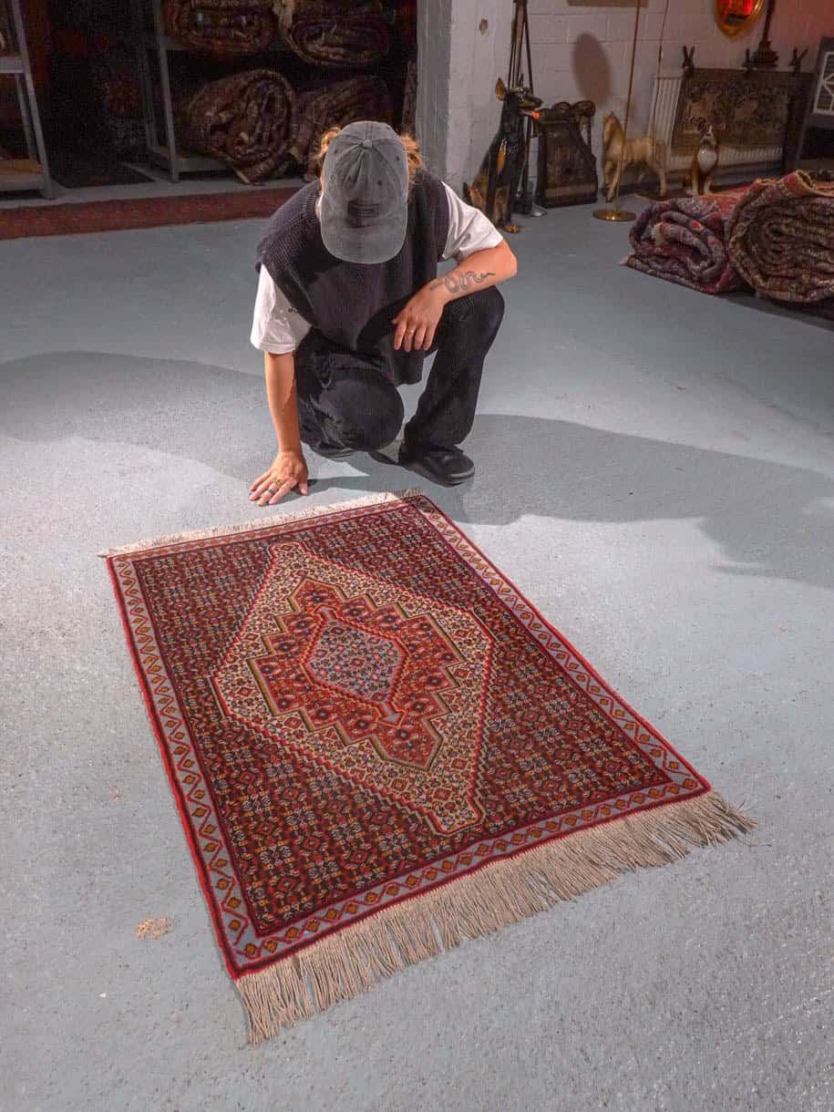 Punainen käsinsolmittu Senneh-villamatto, 98 × 73 cm