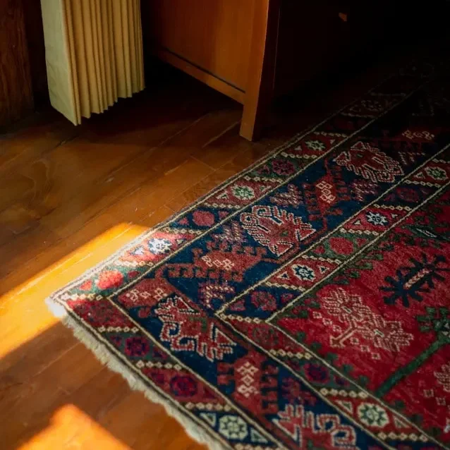 Kyllä voi, mutta maton materiaali tulee huomioida imuroinnissa.