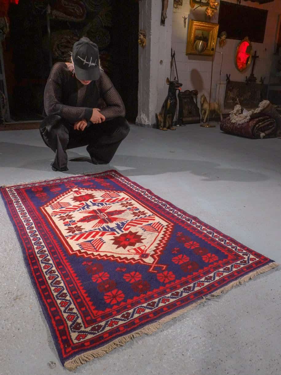 Punainen käsinsolmittu Yahyali-villamatto, 133 × 80 cm
