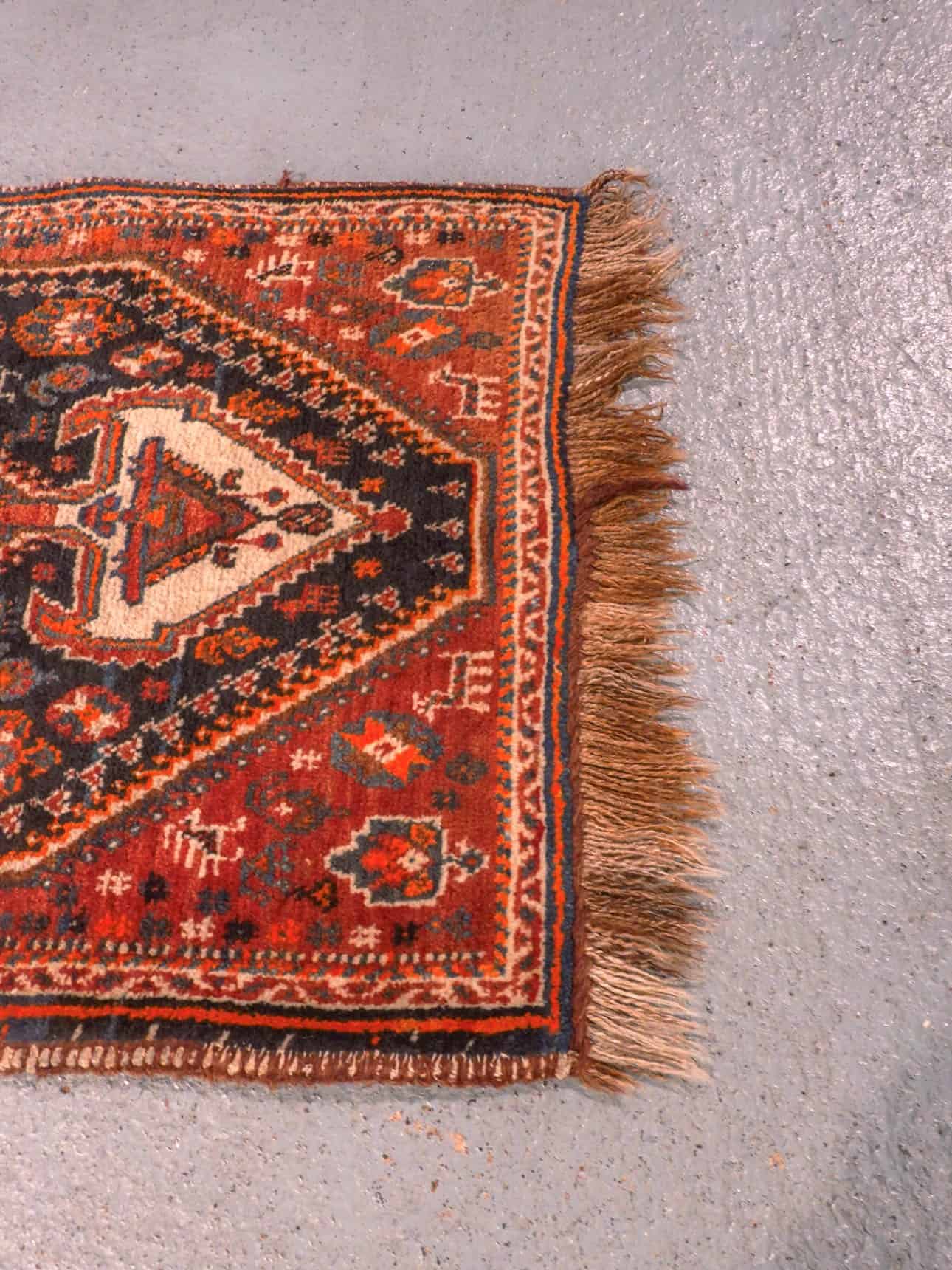 Punainen käsinsolmittu Abadeh-villamatto, 87 × 59 cm