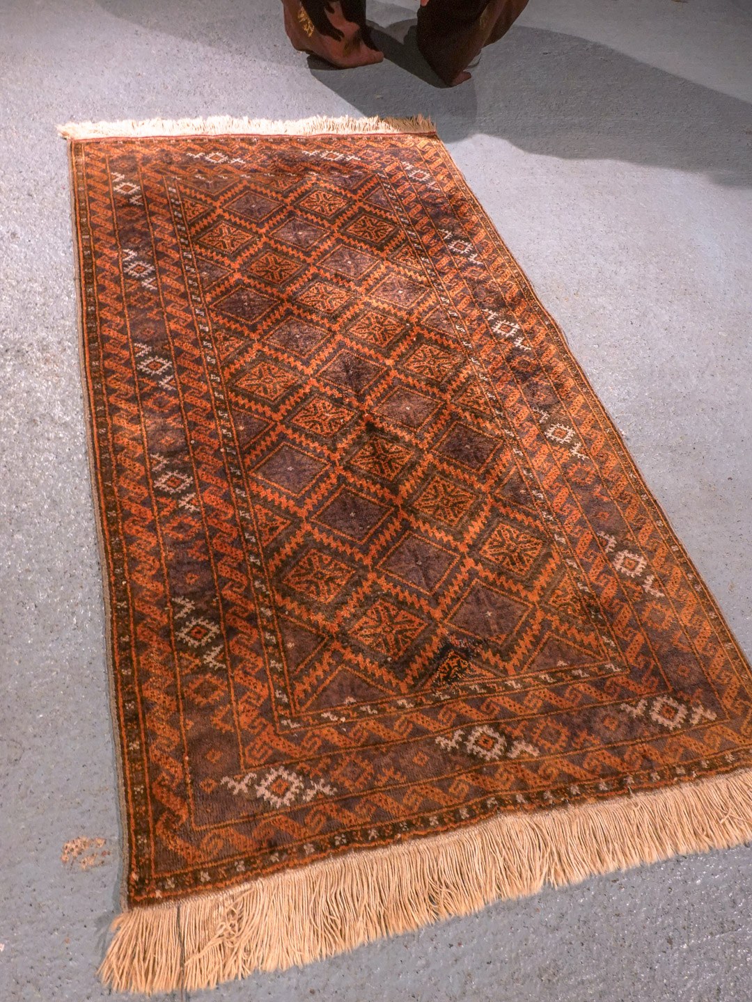 Maanläheinen käsinsolmittu Balutsi-villamatto, 130 × 73 cm