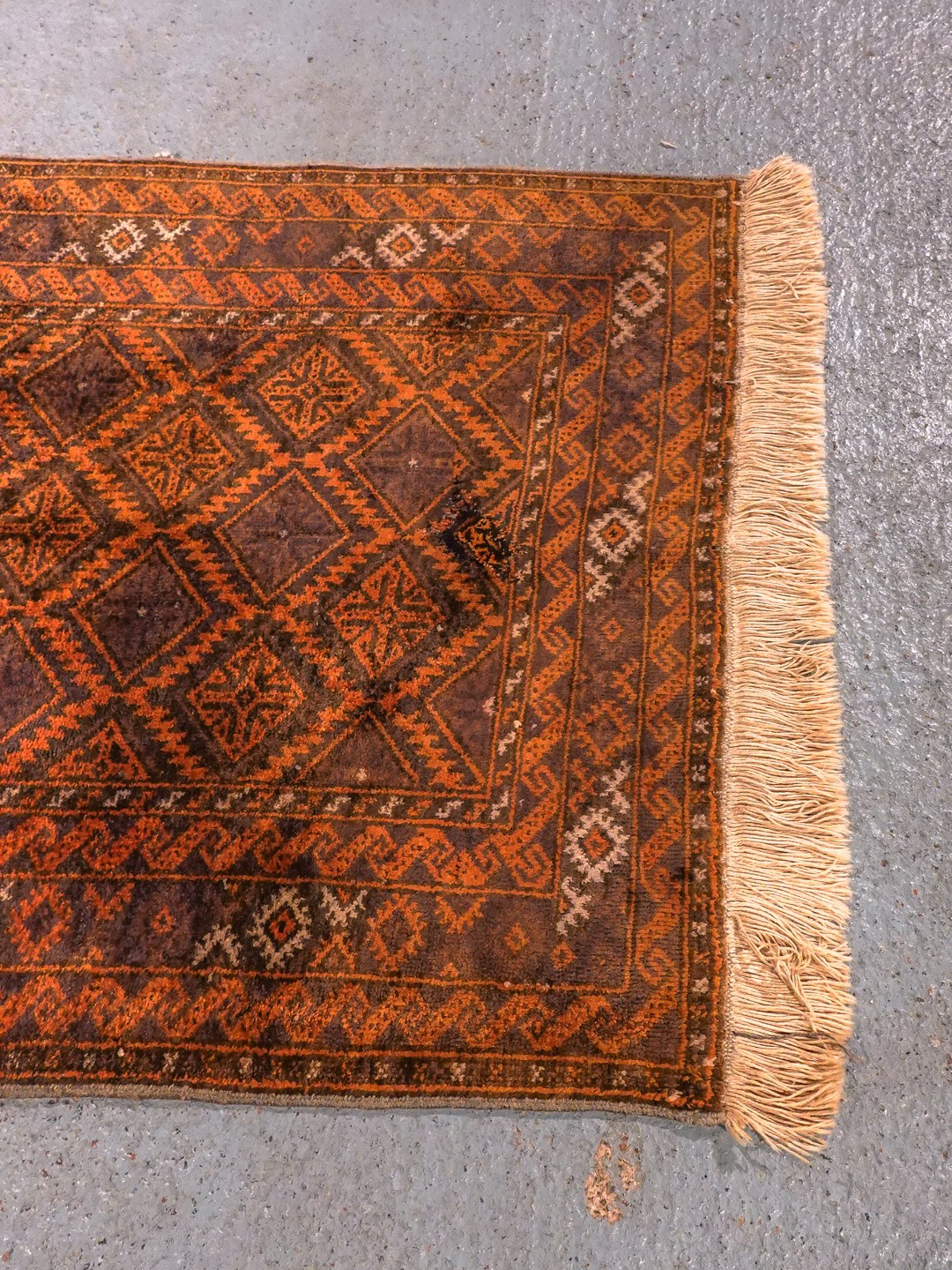 Maanläheinen käsinsolmittu Balutsi-villamatto, 130 × 73 cm