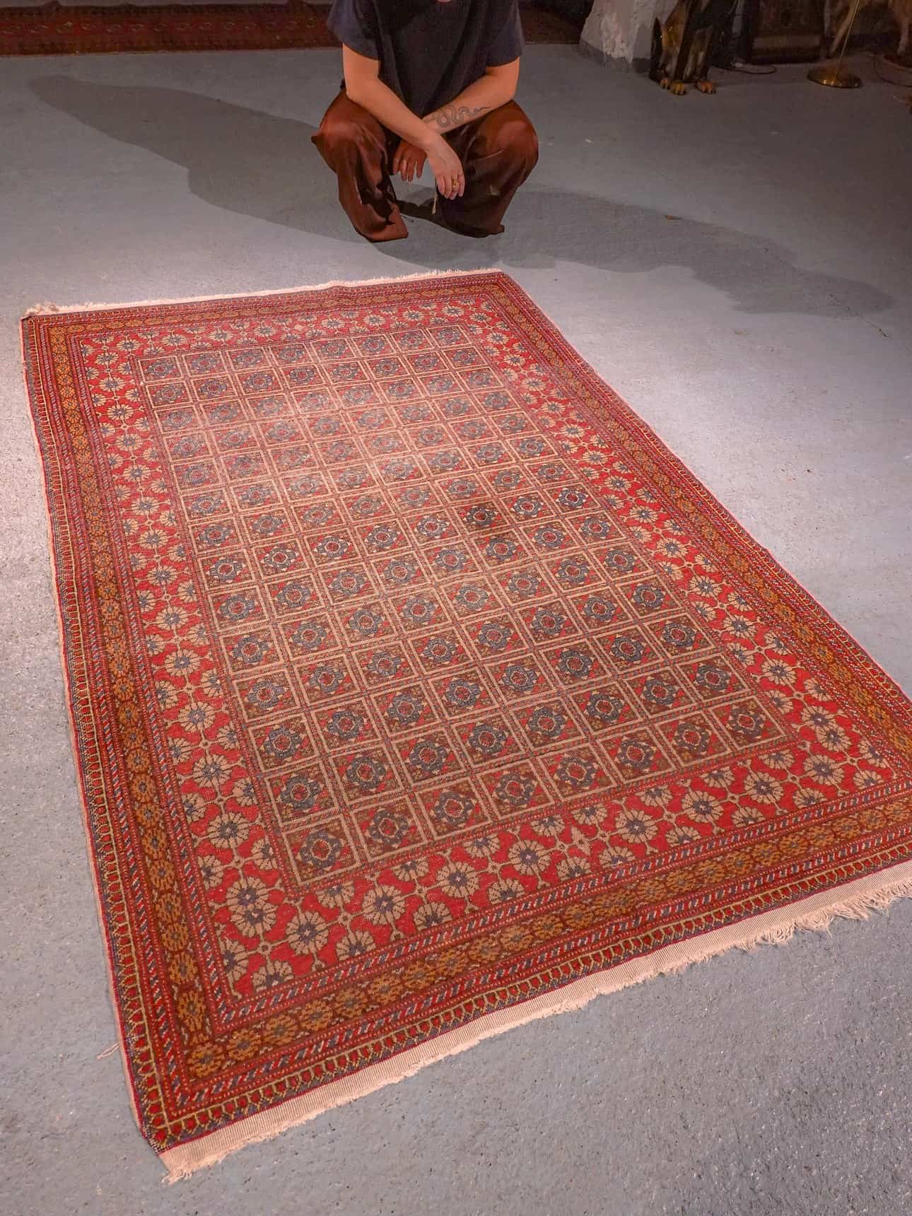 Punainen käsinsolmittu Balutsi-villamatto, 185 × 124 cm