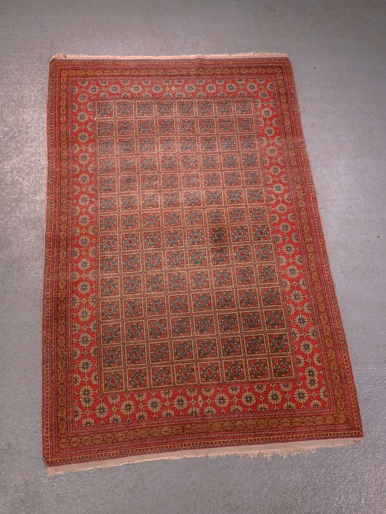 Punainen käsinsolmittu Balutsi-villamatto, 185 × 124 cm