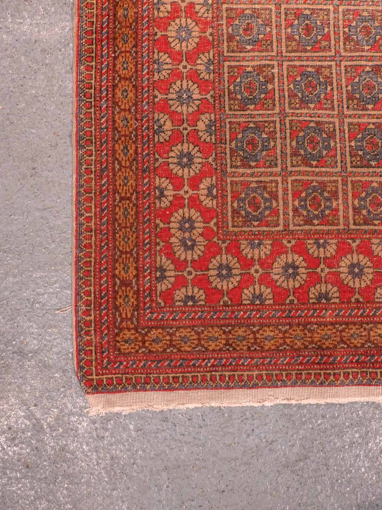 Punainen käsinsolmittu Balutsi-villamatto, 185 × 124 cm