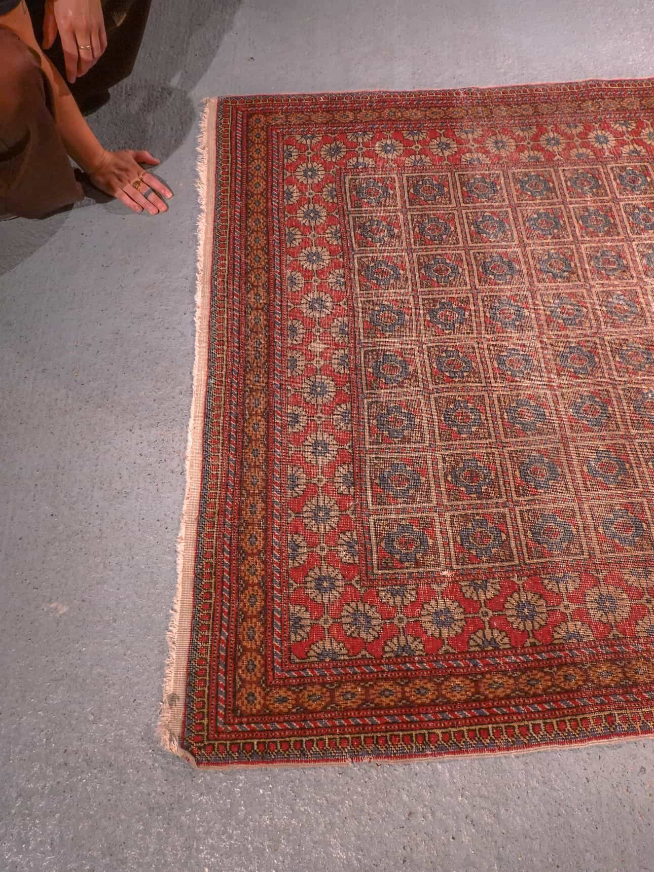 Punainen käsinsolmittu Balutsi-villamatto, 185 × 124 cm