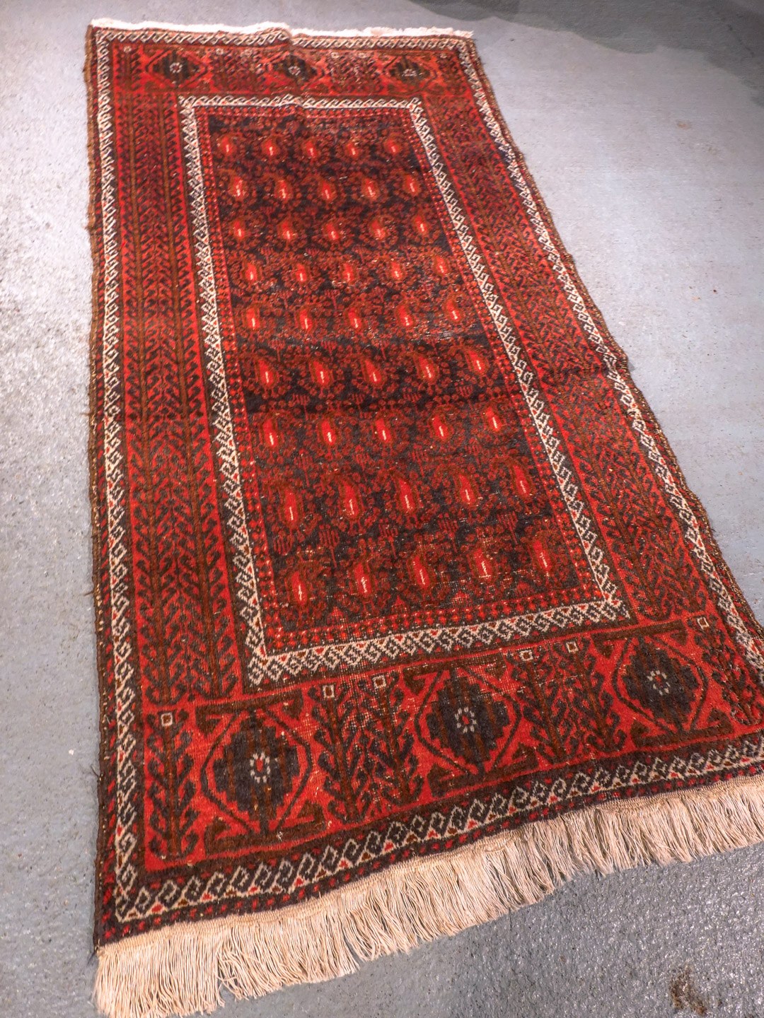 Punainen käsinsolmittu Balutsi-villamatto, 201 × 105 cm