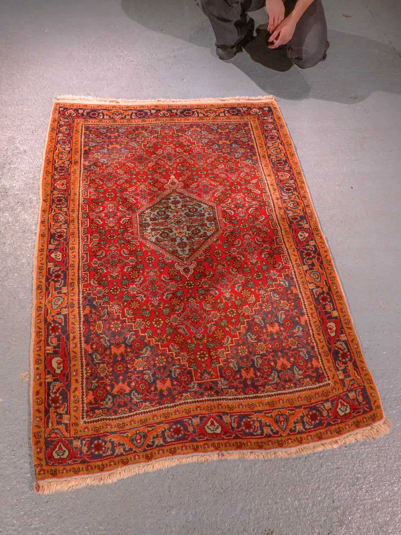 Punainen käsinsolmittu Bijar-villamatto, 151 × 106 cm