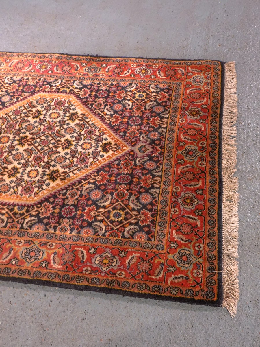 Vaalea käsinsolmittu Bijar-villamatto, 237 × 87 cm