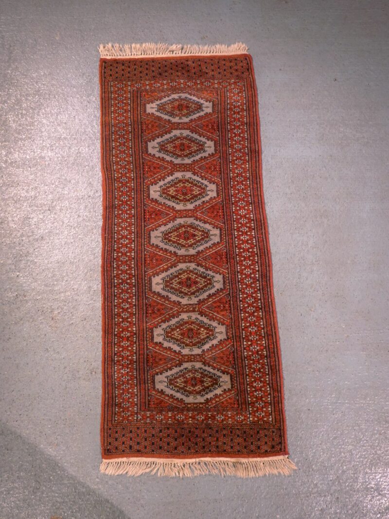 Punainen käsinsolmittu Buhara-villamatto, 155 × 64 cm