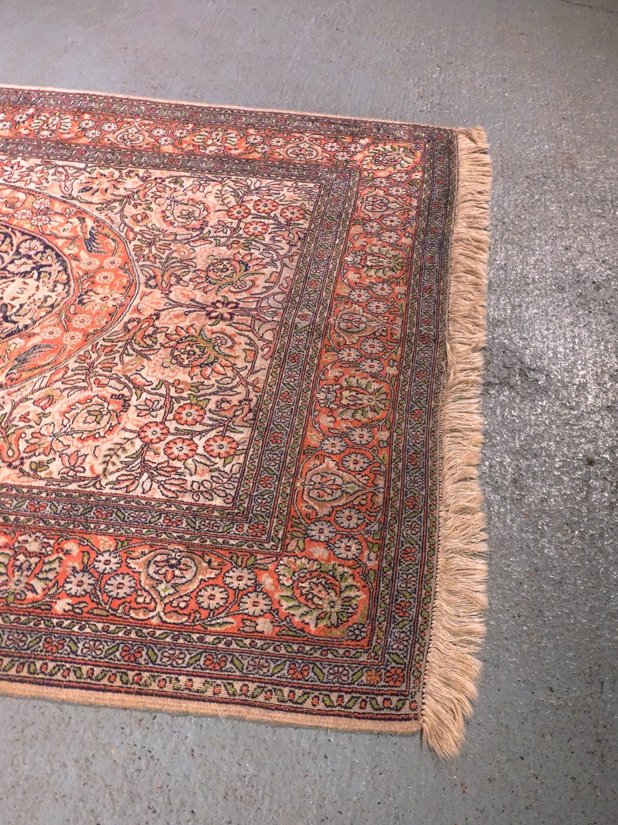 Vaalea käsinsolmittu Ghom-silkkimatto, 190 × 117 cm