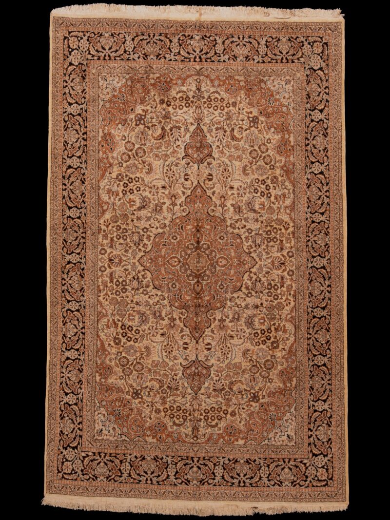 Maanläheinen käsinsolmittu Ghom-silkkimatto, 198 × 121 cm