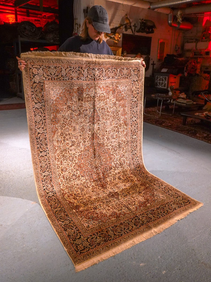 Maanläheinen käsinsolmittu Ghom-silkkimatto, 198 × 121 cm