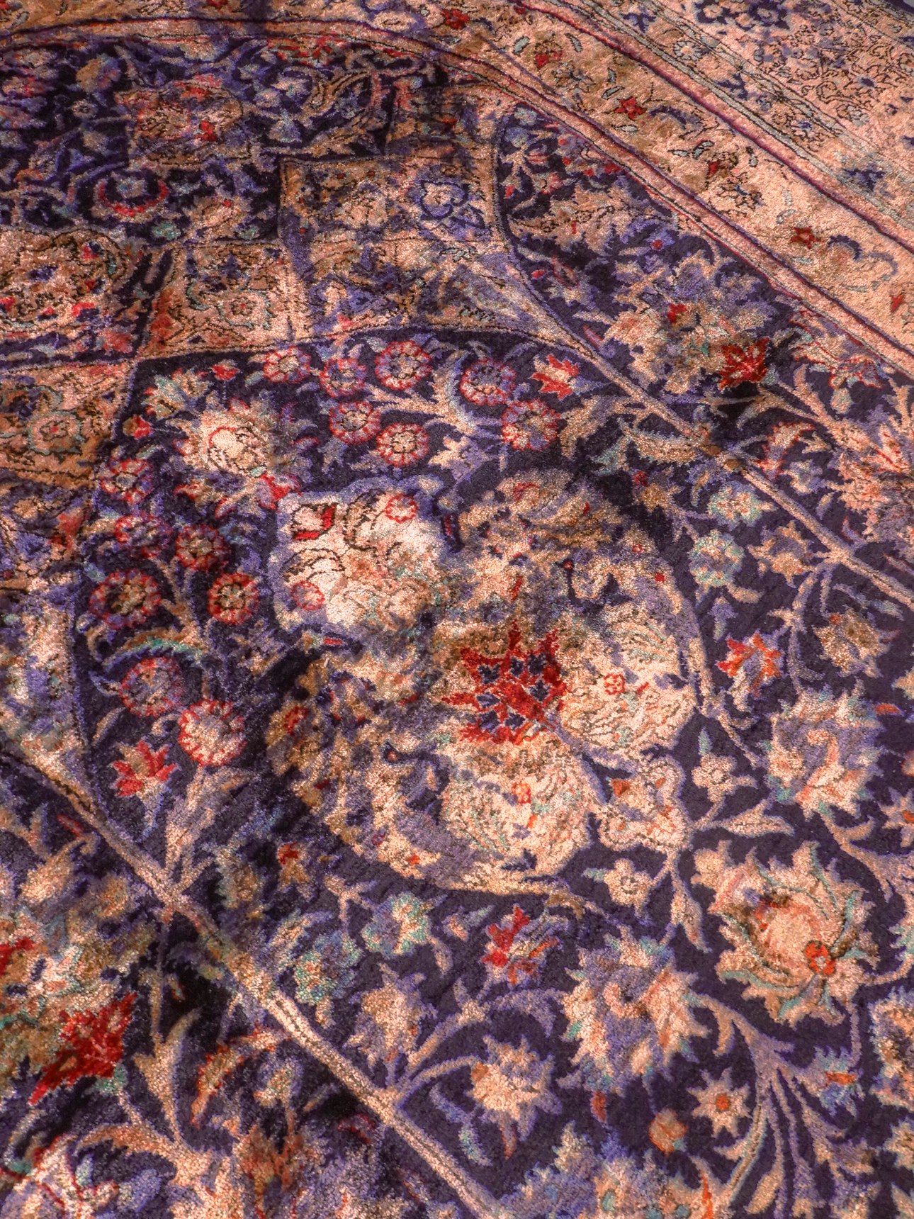 Muu käsinsolmittu Ghom-silkkimatto, 212 × 133 cm