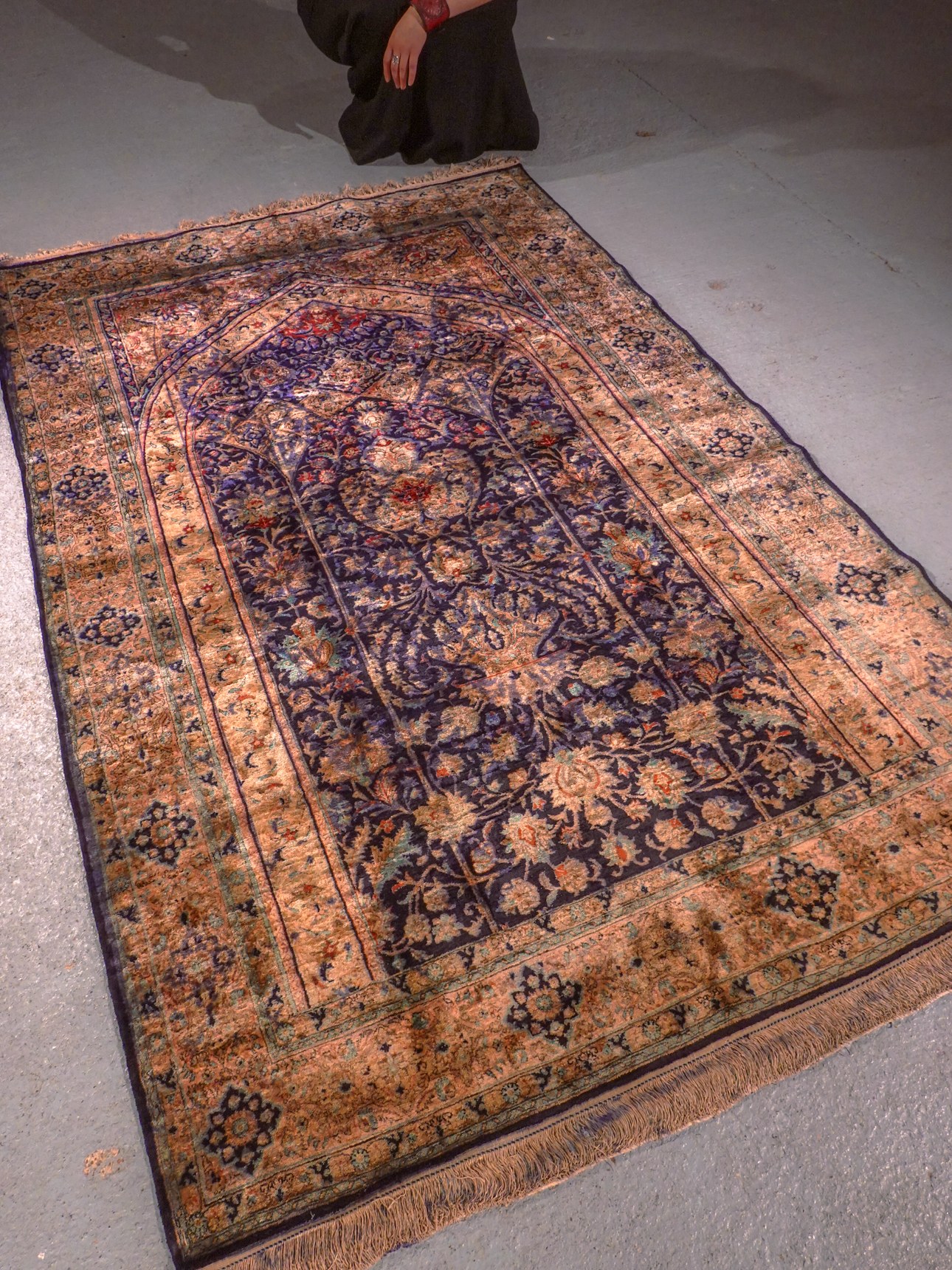 Muu käsinsolmittu Ghom-silkkimatto, 212 × 133 cm