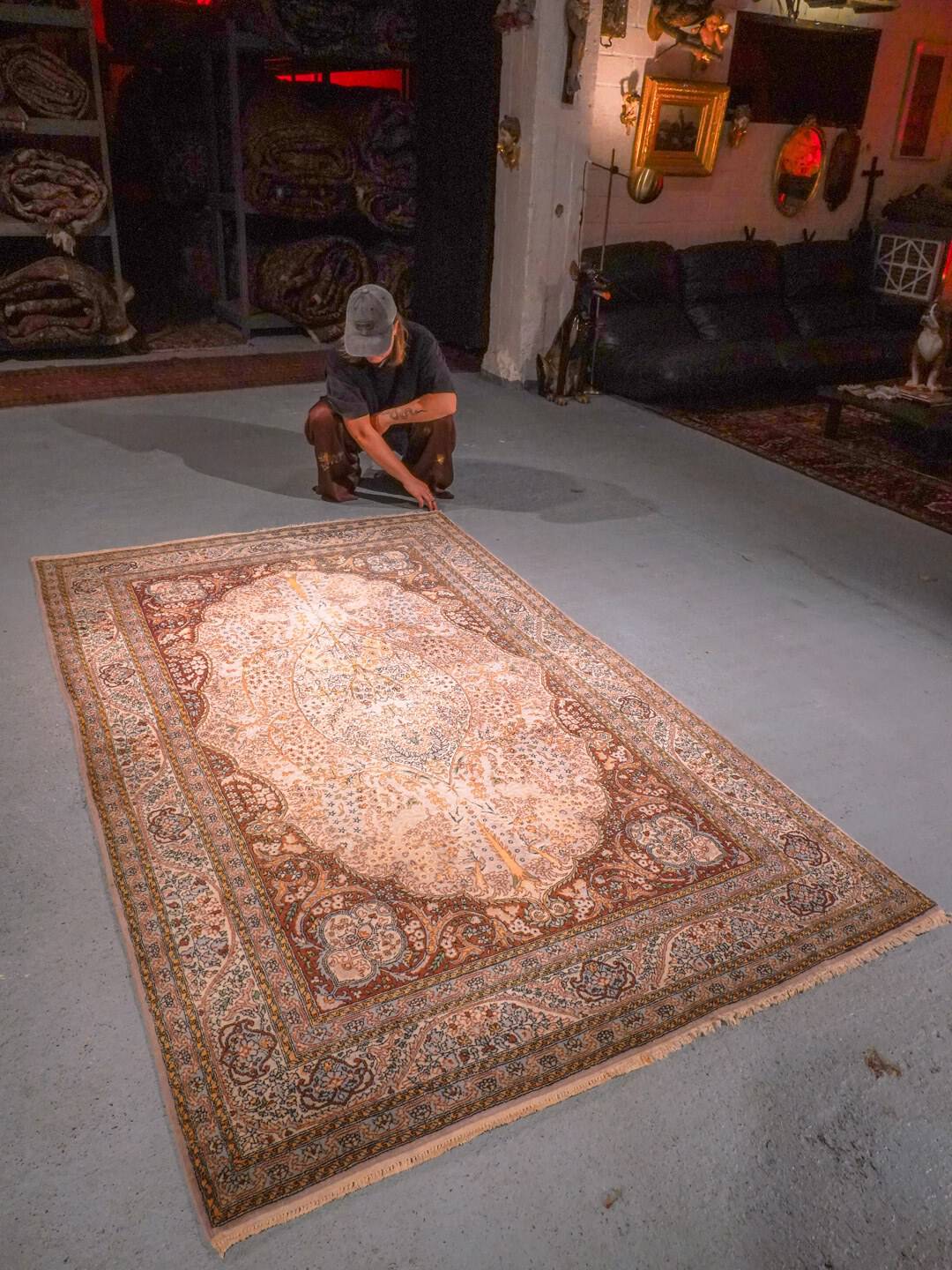 Vaalea käsinsolmittu Ghom-villamatto, 228 × 141 cm