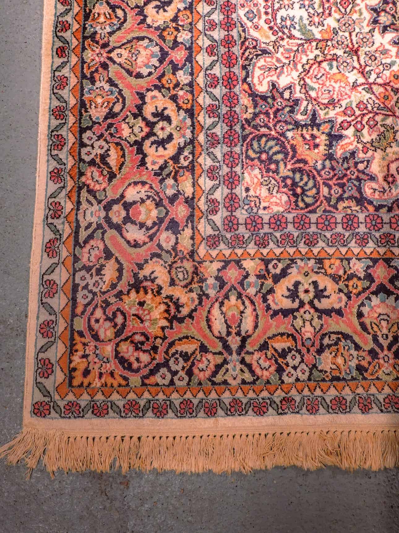 Vaalea käsinsolmittu Ghom-silkkimatto, 340 × 240 cm
