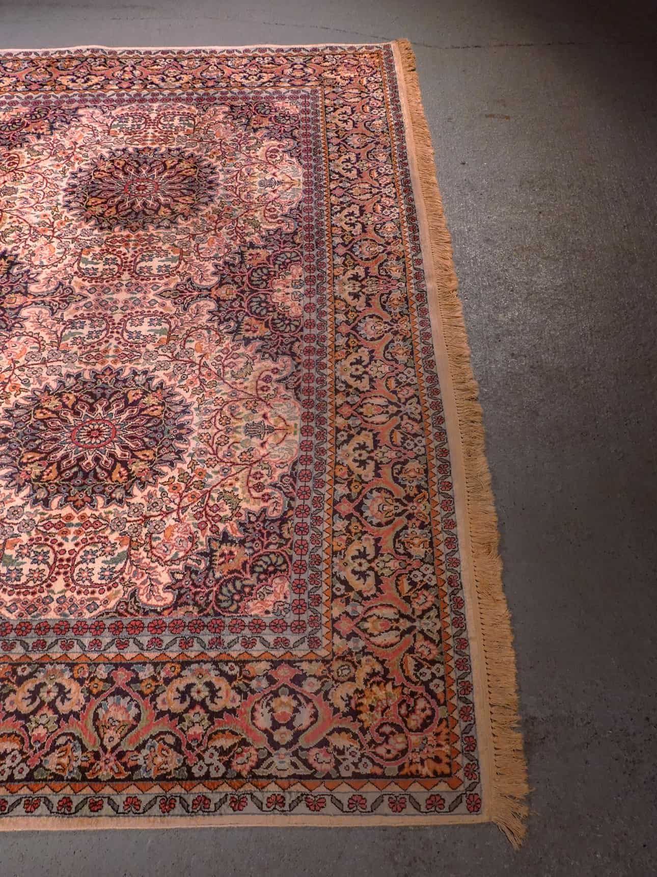 Vaalea käsinsolmittu Ghom-silkkimatto, 340 × 240 cm