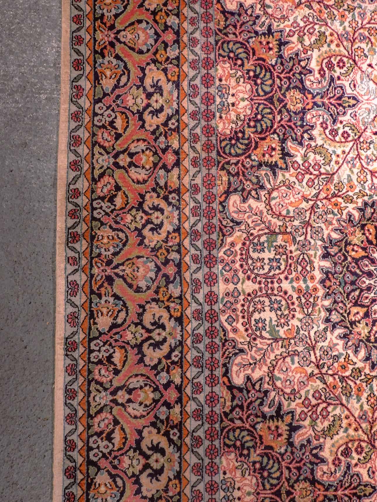 Vaalea käsinsolmittu Ghom-silkkimatto, 340 × 240 cm