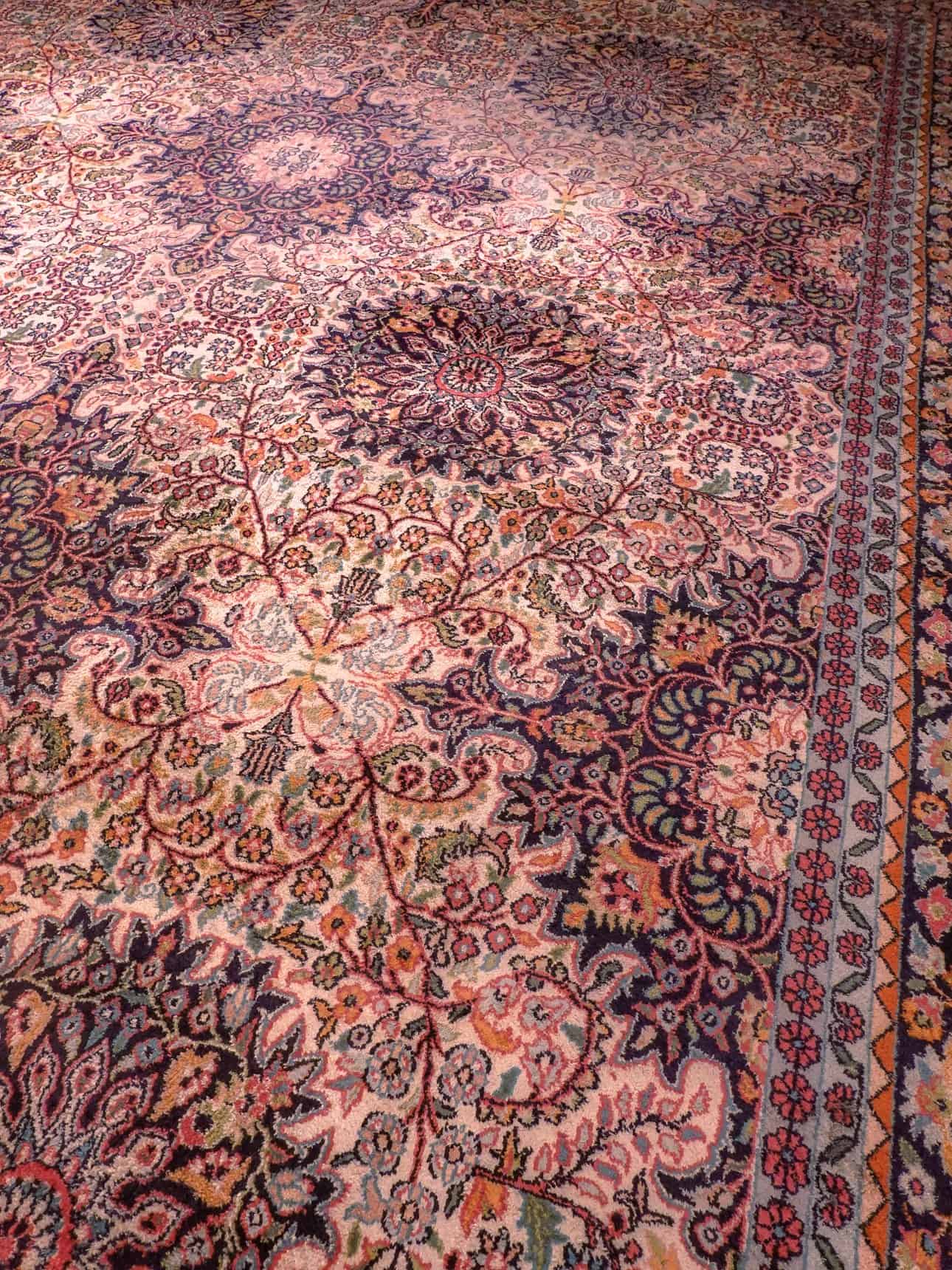 Vaalea käsinsolmittu Ghom-silkkimatto, 340 × 240 cm