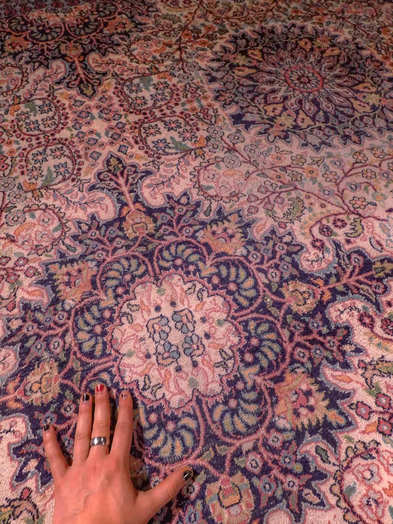 Vaalea käsinsolmittu Ghom-silkkimatto, 340 × 240 cm