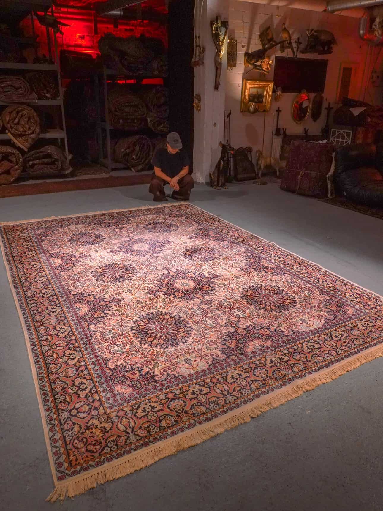 Vaalea käsinsolmittu Ghom-silkkimatto, 340 × 240 cm