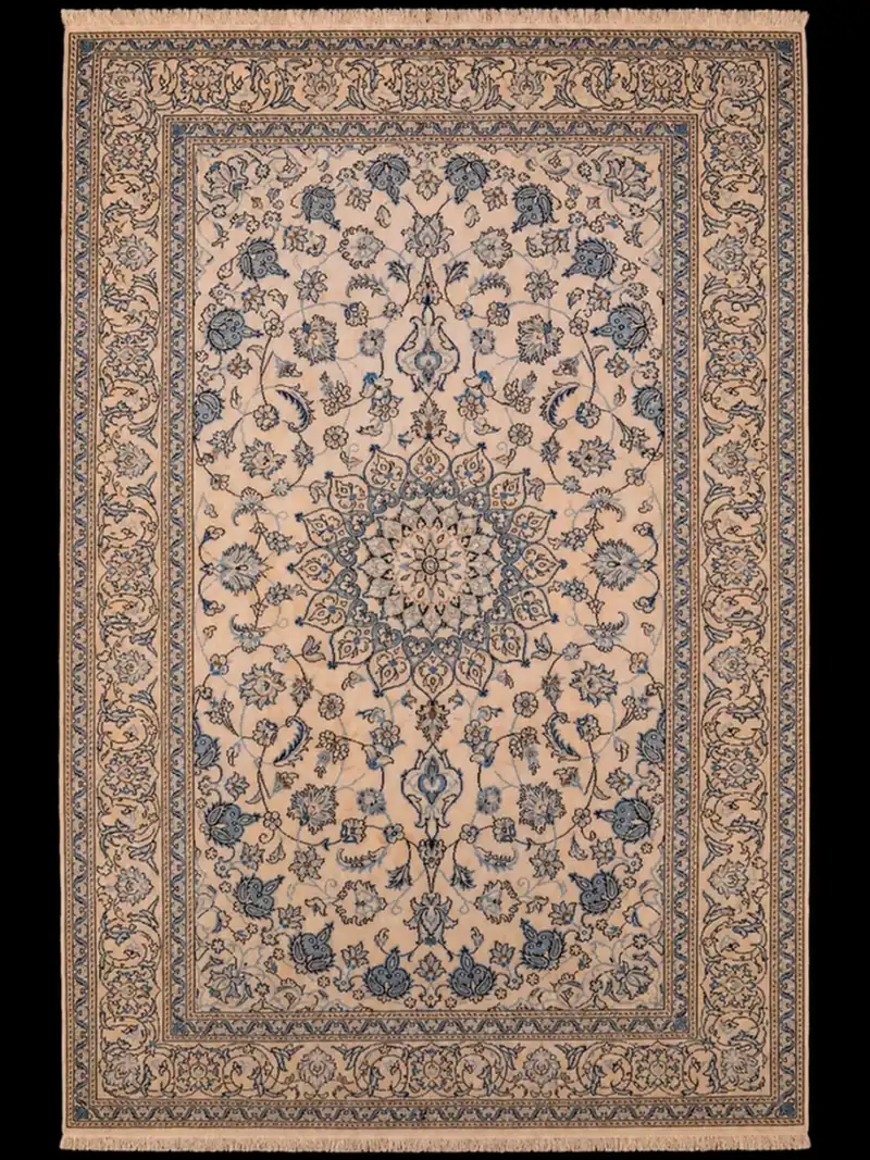 Raikkaan vaalea Nain silkkidetaljeilla – 305 x 200 cm