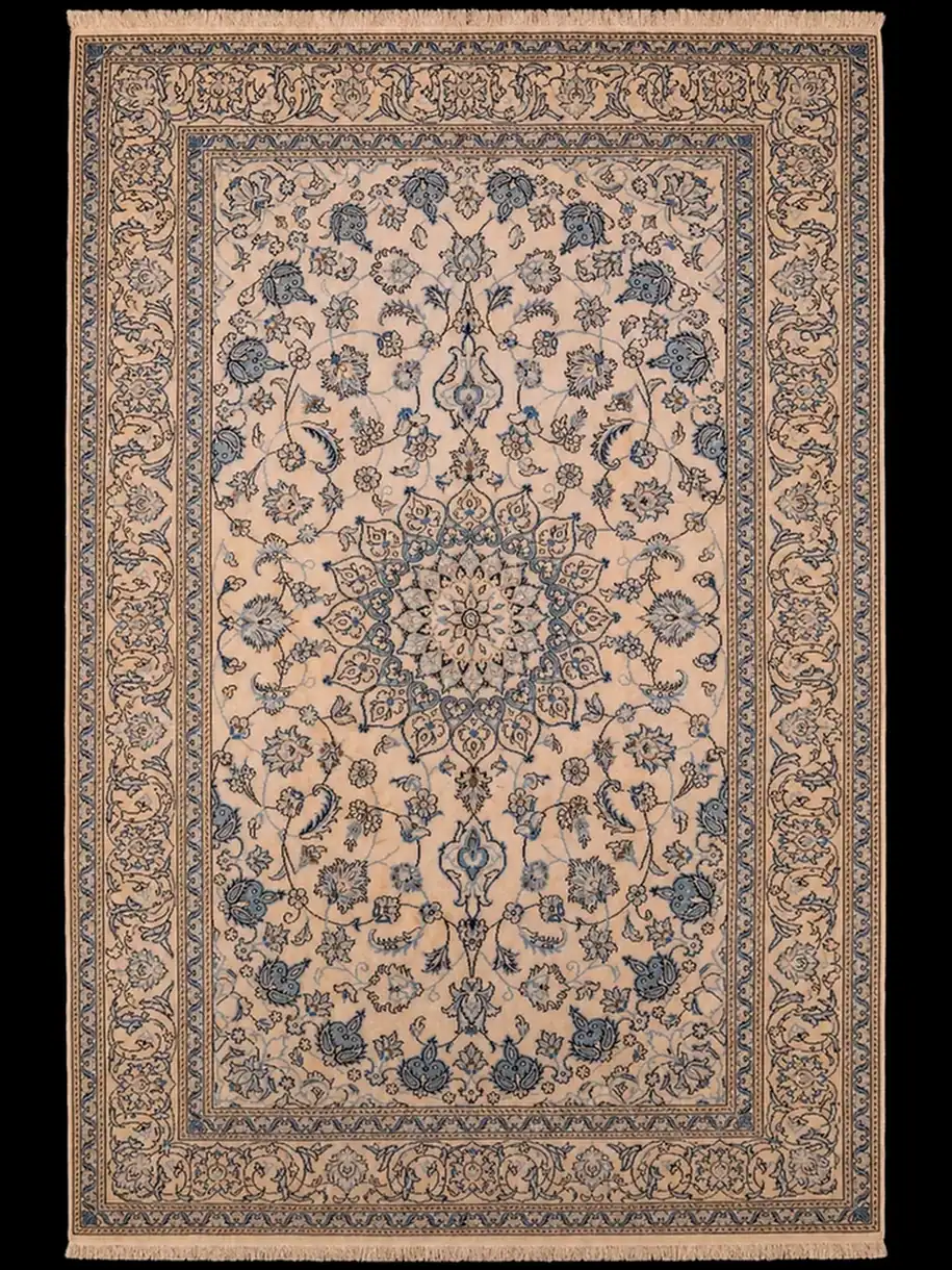 Raikkaan vaalea Nain silkkidetaljeilla – 305 x 200 cm