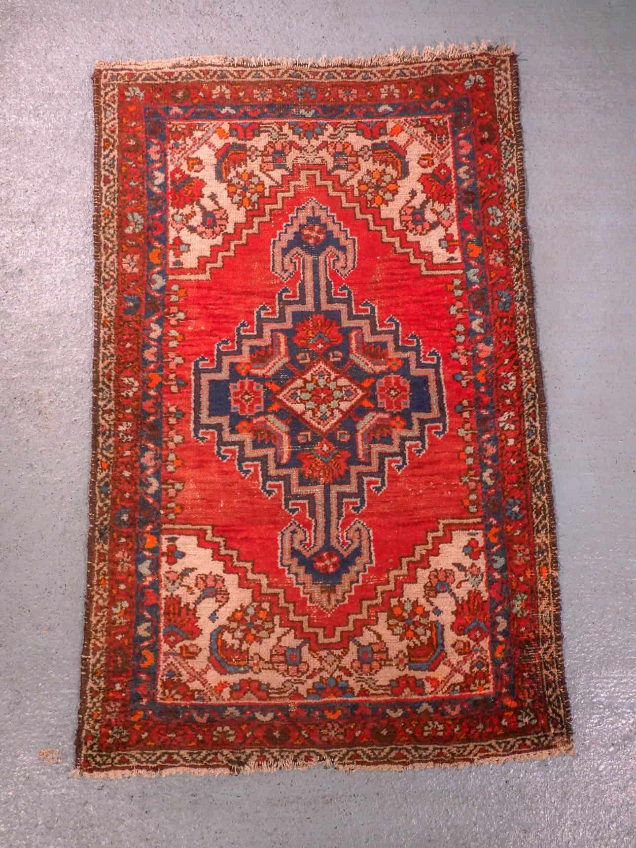 Punainen käsinsolmittu Hamadan-villamatto, 150 × 95 cm