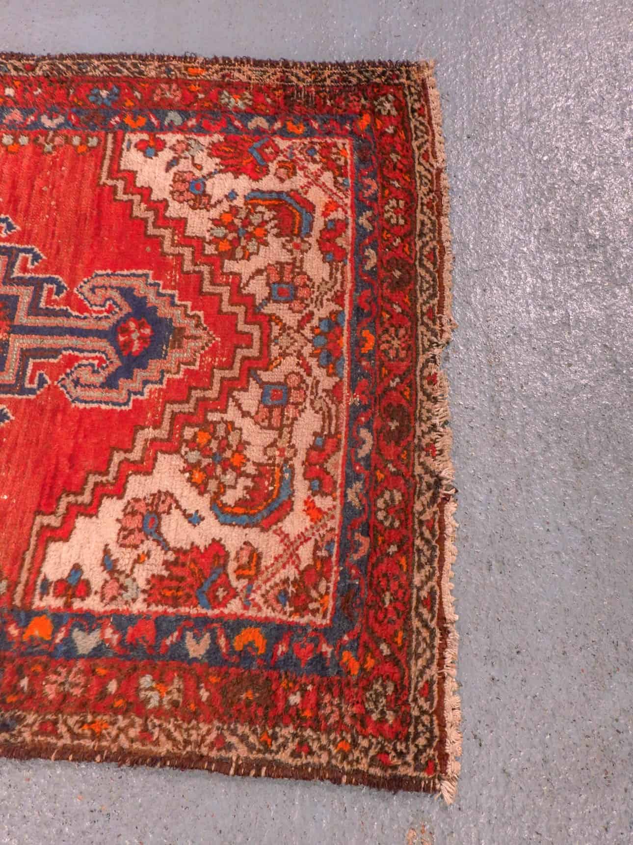 Punainen käsinsolmittu Hamadan-villamatto, 150 × 95 cm