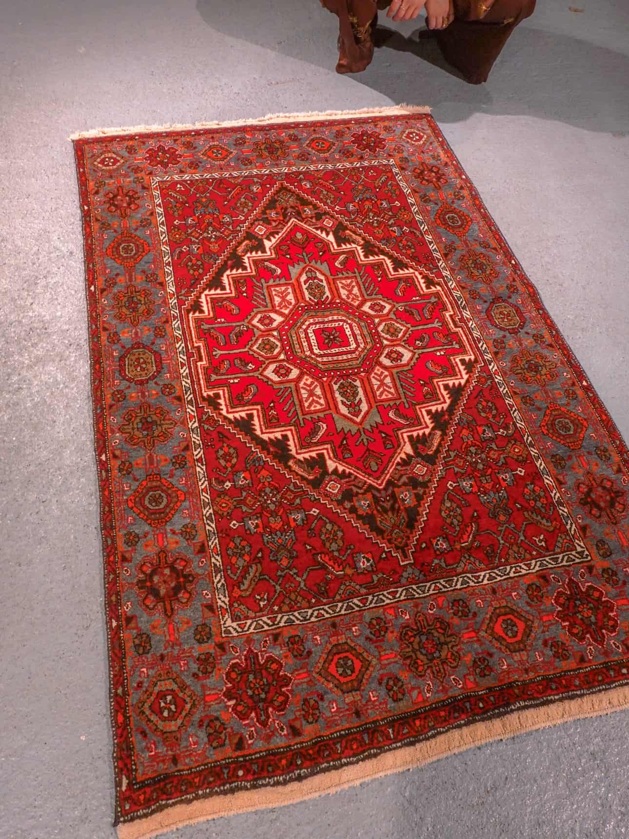 Punainen käsinsolmittu Hamadan-villamatto, 160 × 101 cm