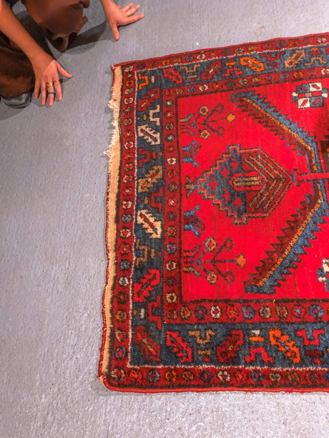 Punainen käsinsolmittu Hamadan-villamatto, 295 × 105 cm