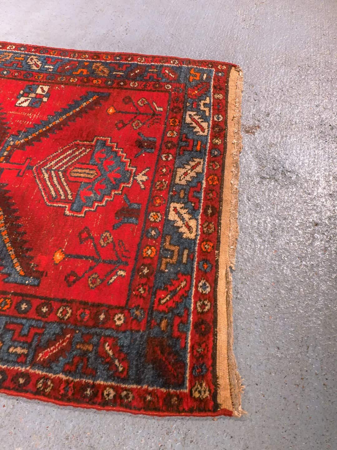 Punainen käsinsolmittu Hamadan-villamatto, 295 × 105 cm