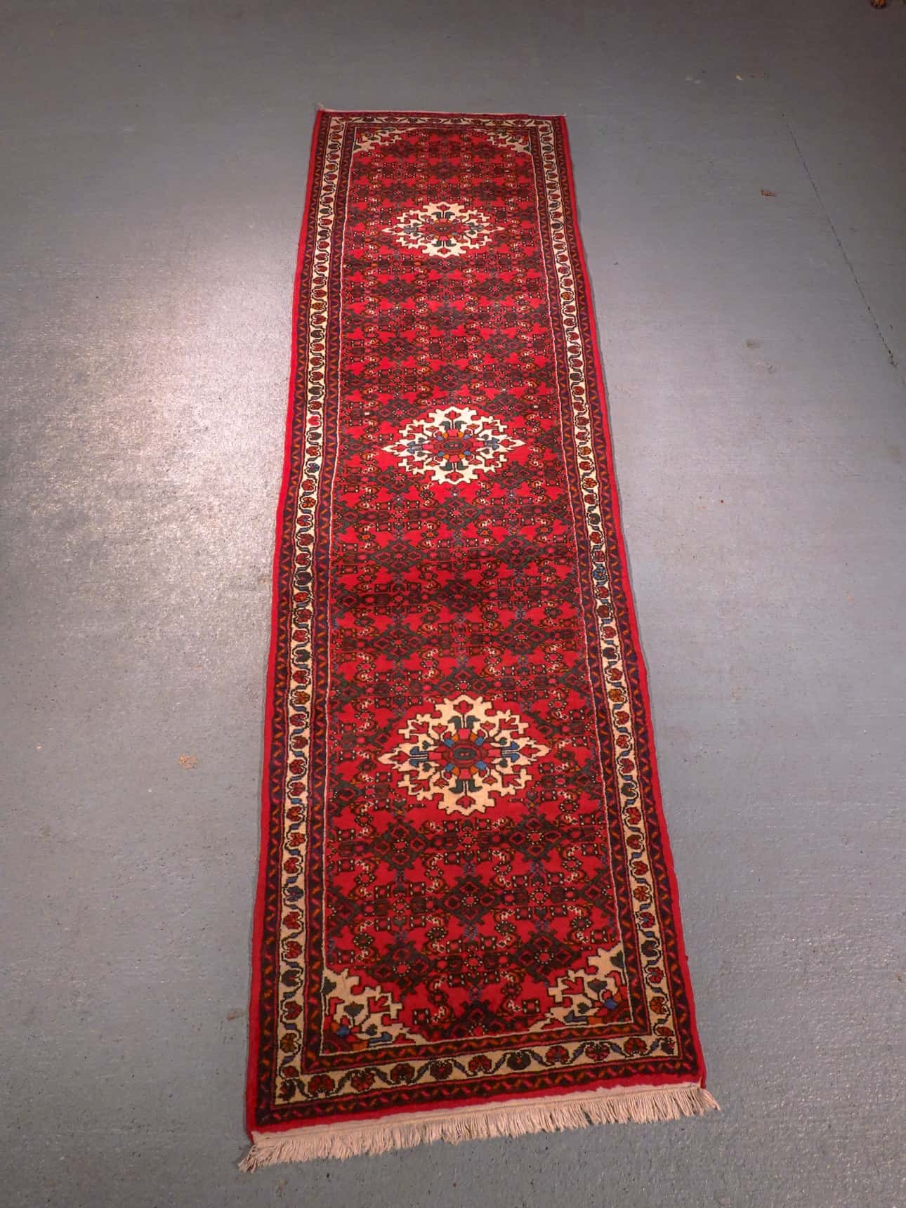 Punainen käsinsolmittu Hossainabad-villamatto, 307 × 89 cm