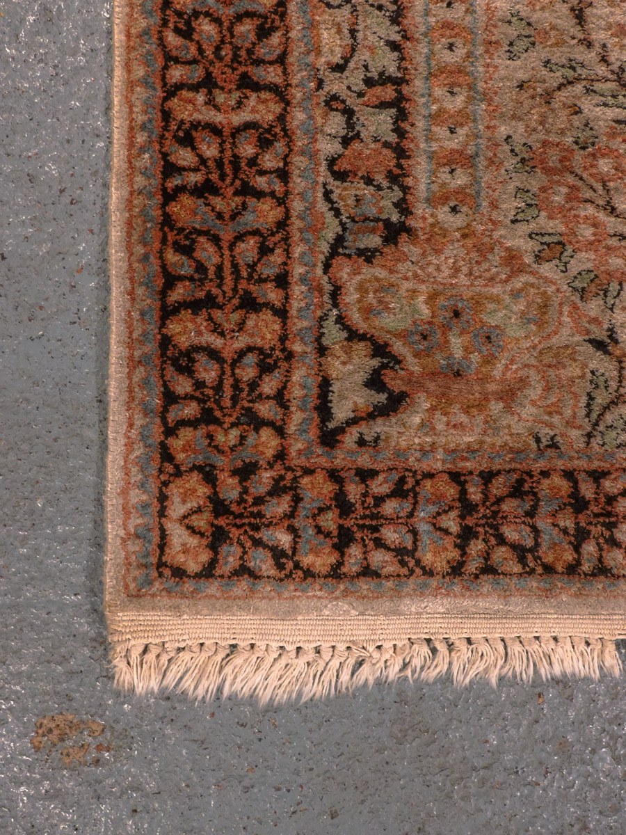 Vaalea käsinsolmittu Kashmir-silkkimatto, 123 × 79 cm