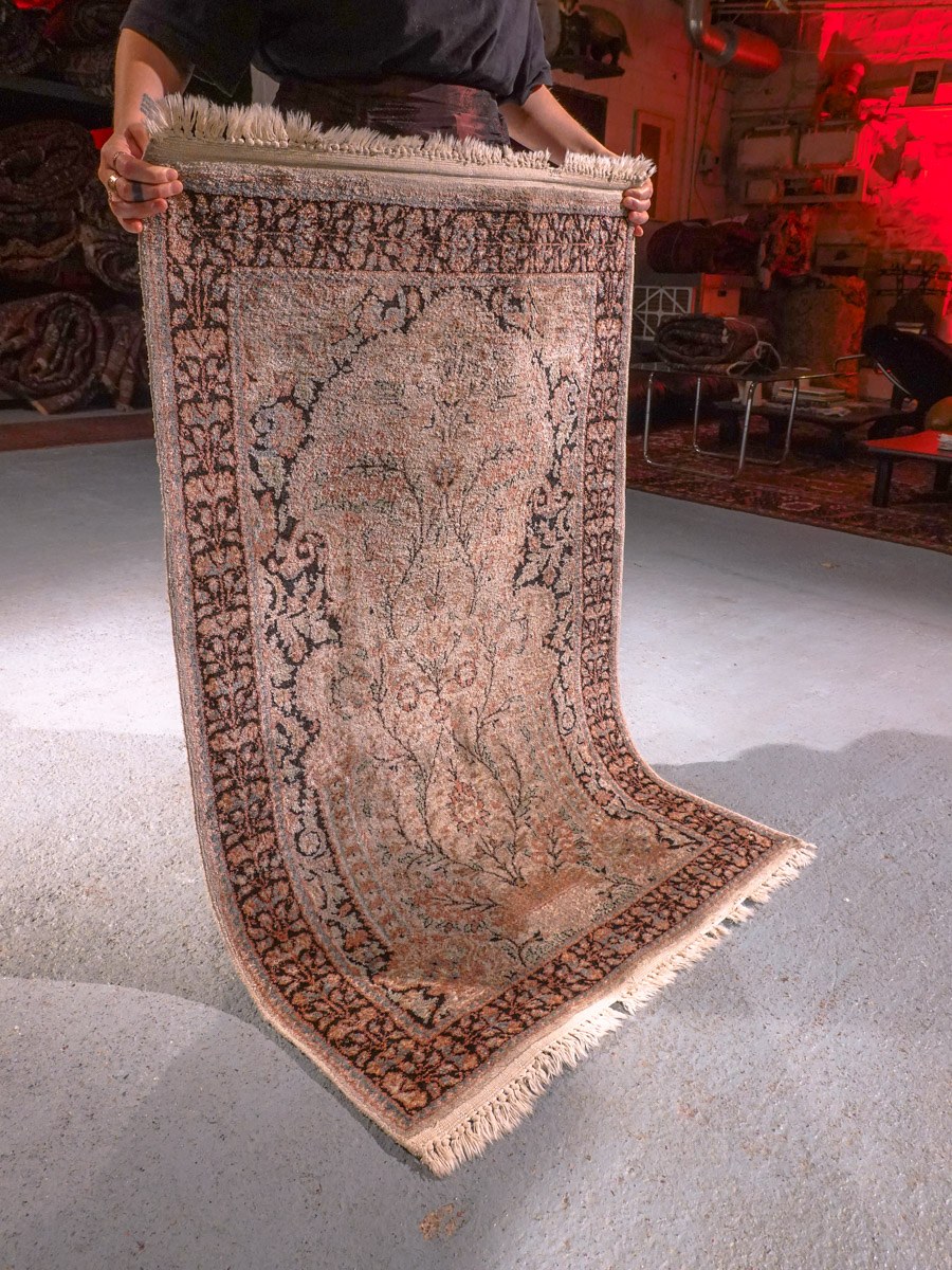 Vaalea käsinsolmittu Kashmir-silkkimatto, 123 × 79 cm