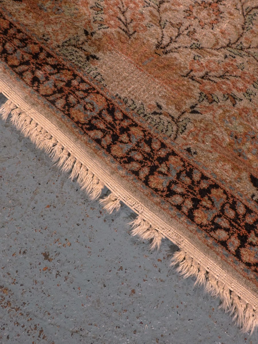 Vaalea käsinsolmittu Kashmir-silkkimatto, 123 × 79 cm