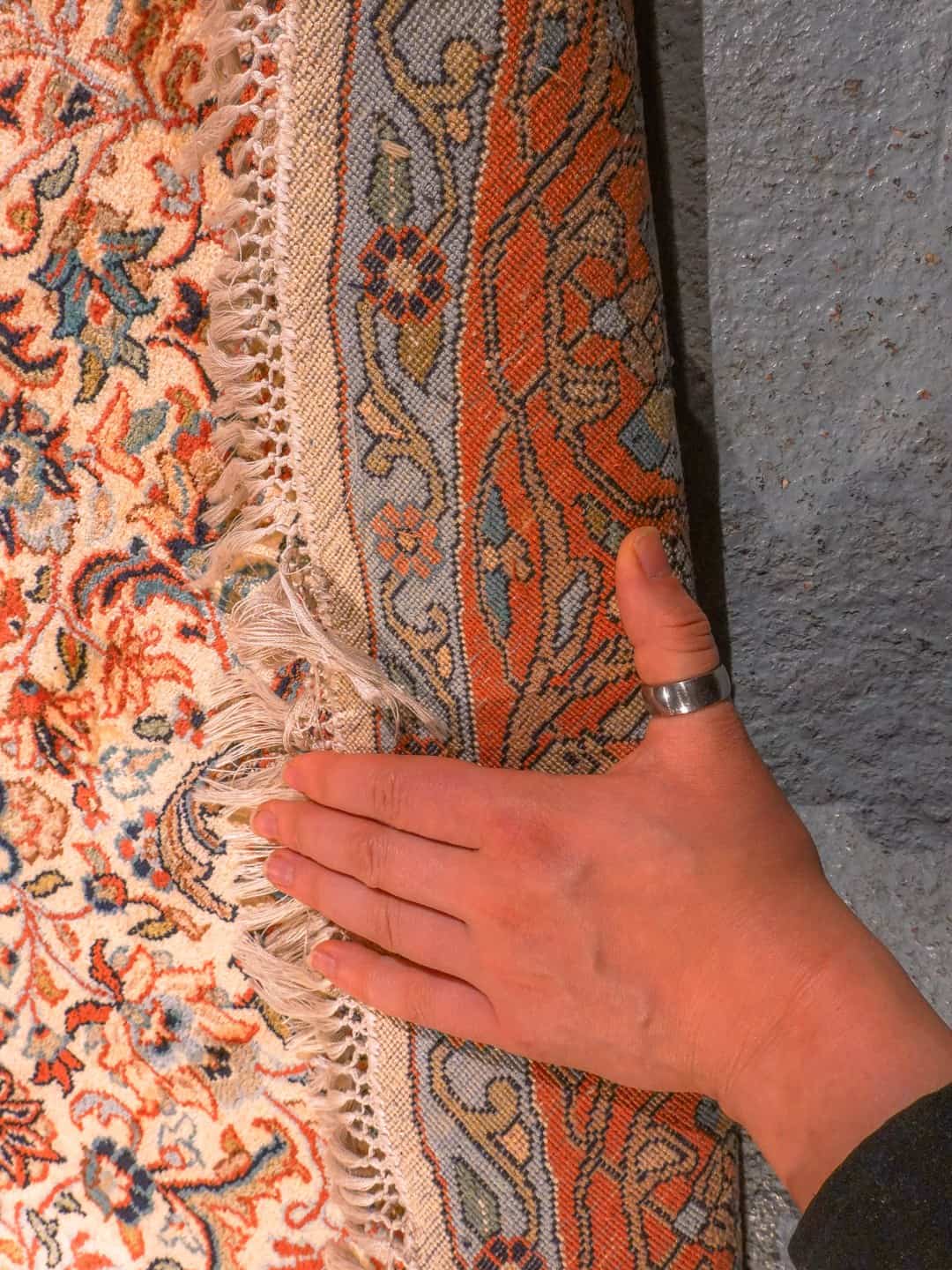 Vaalea käsinsolmittu Kashmir-silkkimatto, 152 × 152 cm