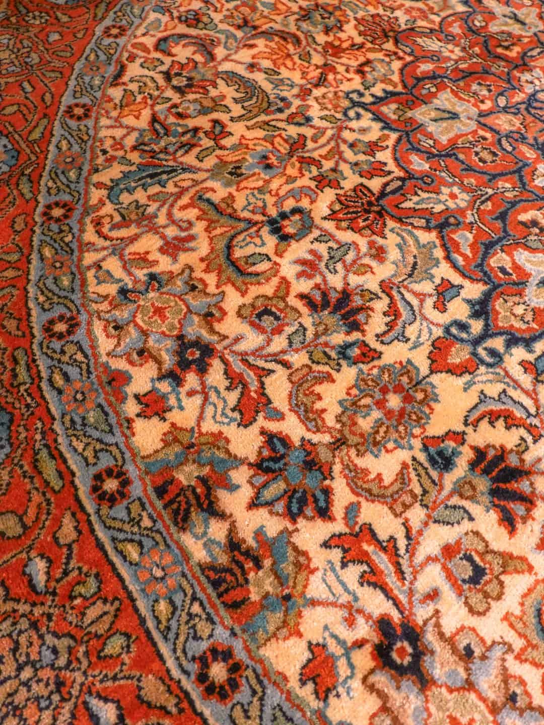 Vaalea käsinsolmittu Kashmir-silkkimatto, 152 × 152 cm