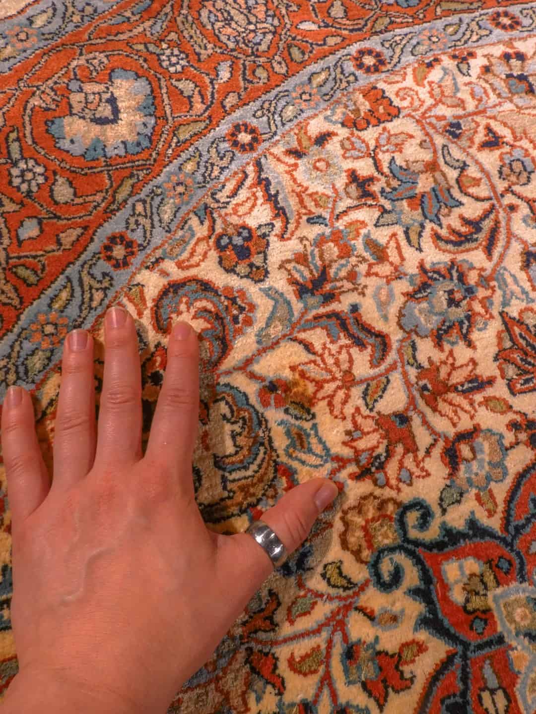 Vaalea käsinsolmittu Kashmir-silkkimatto, 152 × 152 cm