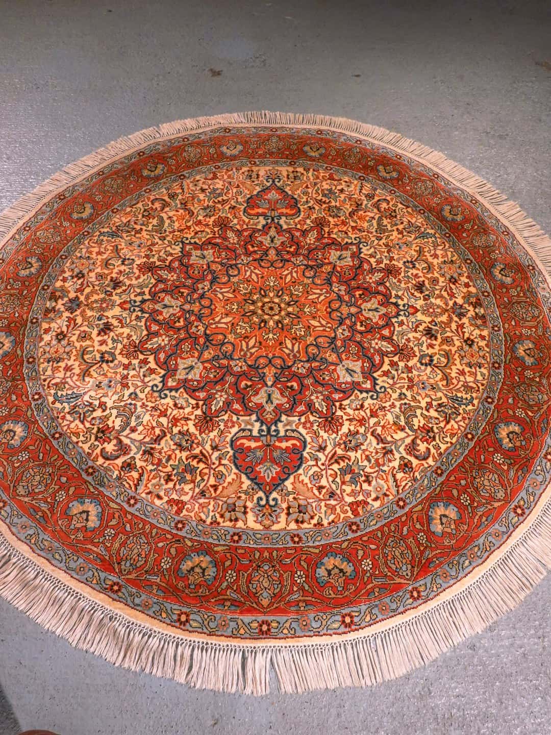 Vaalea käsinsolmittu Kashmir-silkkimatto, 152 × 152 cm