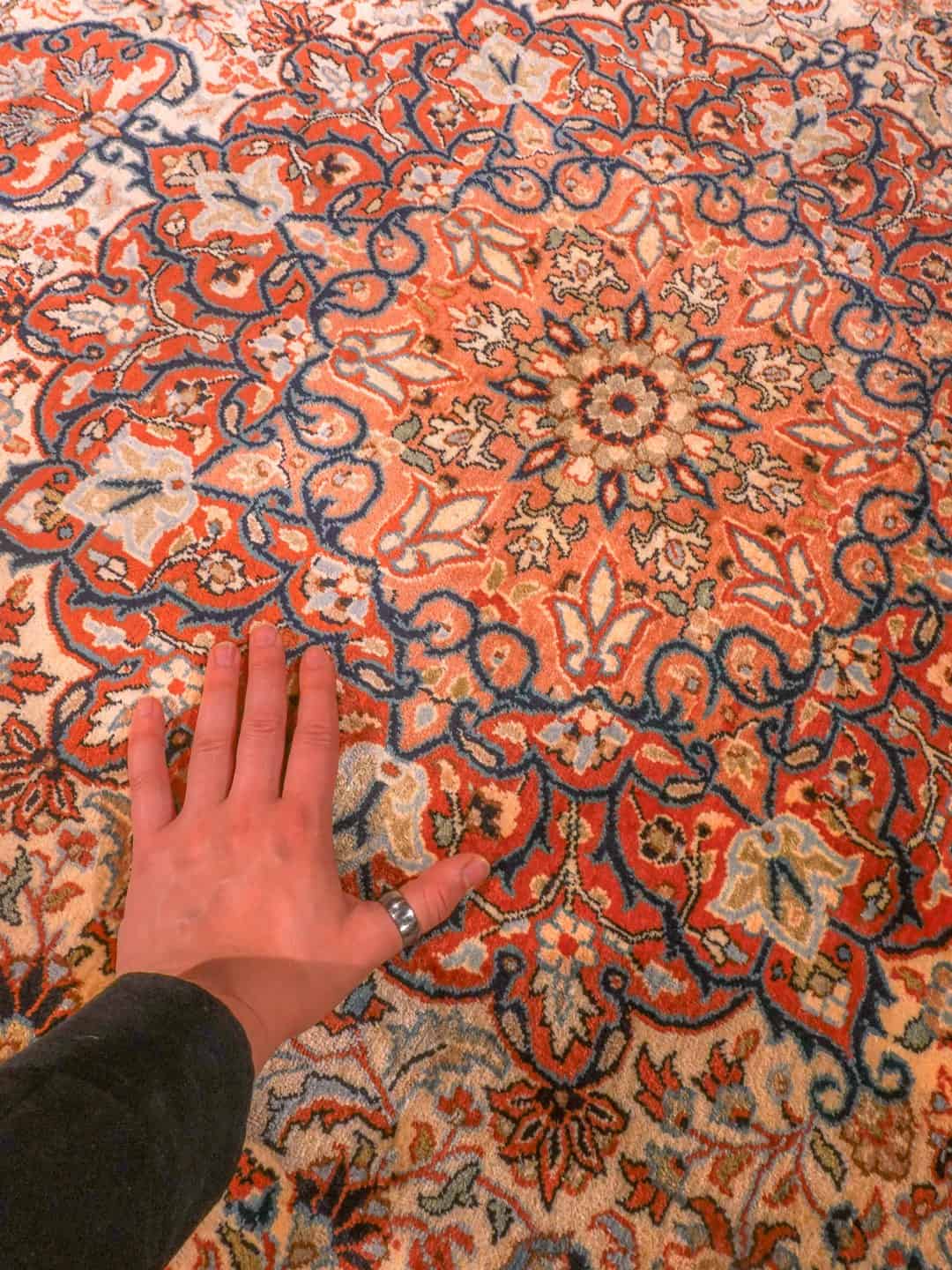 Vaalea käsinsolmittu Kashmir-silkkimatto, 152 × 152 cm