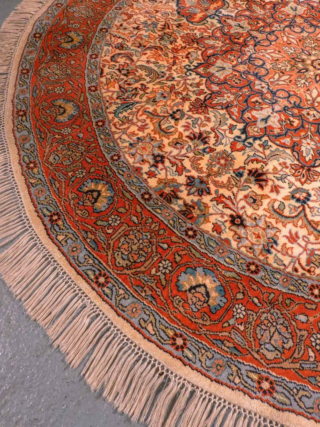 Vaalea käsinsolmittu Kashmir-silkkimatto, 152 × 152 cm