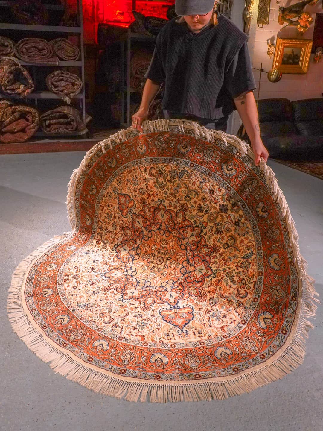 Vaalea käsinsolmittu Kashmir-silkkimatto, 152 × 152 cm